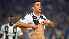 Fotbalisté v karanténě. Hráči United se popálili při vaření a jednoho pokousal pes, Ronaldo ukazuje svaly