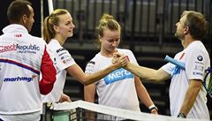 eská tenistka Petra Kvitová (druhá zleva) se zdraví s trenérem Jiím Vakem....