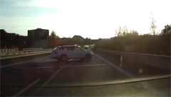 VIDEO: Hazard na silnici. Agresivní ‚vybržďovač‘ v rychlosti zablokoval smykem jízdní pruh