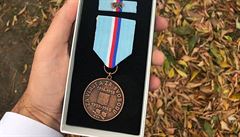 Medaile od SBS, kterou starosta Prahy 14 Radek Vondra (TOP 09) spolku vrátil.