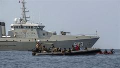 Indonéské námonictvo provádí pátrání po obtech nehody letadla.