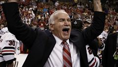 Ze zisku Stanley cupu se radoval trenér Chicaga Joel Quenneville v letech 2010,...