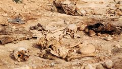 Objevené pozůstatky lidských těl v Iráku v roce 2015.