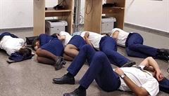 Ryanair propustil šest zaměstnanců za zveřejnění fotky, jak spí na zemi. Byla naaranžovaná, tvrdí společnost