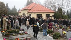 Stovky lidí se pily ve stedu v Prachaticích rozlouit se tábním praporíkem...
