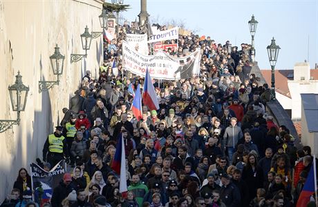 Z Hradanskho nmst se 17. listopadu vydal protestn prvod proti premirovi...