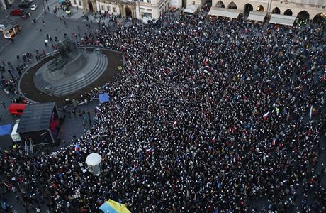 Shromádní lidí na Staromstském námstí poadující demisi premiéra Babie.