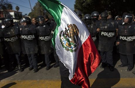 S mexickmi vlajkami a pokiky Vypadnte ze zem! se asi 200 demonstrant...