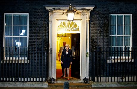Premiérka Theresa Mayová ped Downing Street 10.