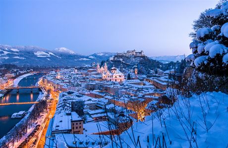 Pohled na zimn Salzburg, v pozad stedovk hrad Hohensalzburg.