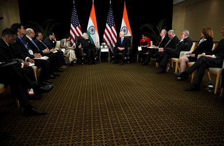 Indick premir Narndra Md (v ernm kesle vlevo) pi setkn s americkm...