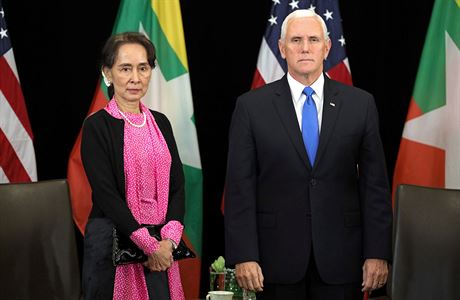 Barmsk vdkyn Do Aun Schan Su ij (vlevo) pi setkn s americkm...