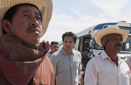 Kiki Camarena (Michael Pea) jde v davu. Seriál Narcos: Mexico (2018).