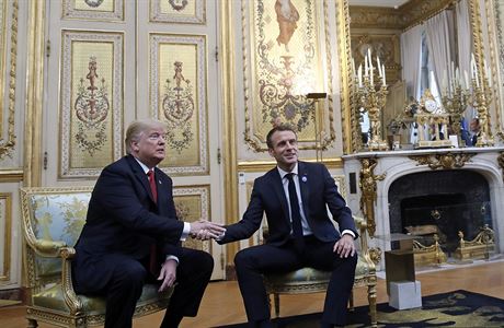 Donald Trump a Emmanuel Macron v Elysejskm palci.