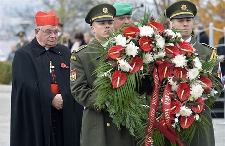 Kardinl Dominik Duka (vlevo) pi kladen vnc na pietnm aktu u pleitosti...