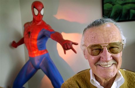 Stan Lee s postavou Spider-mana