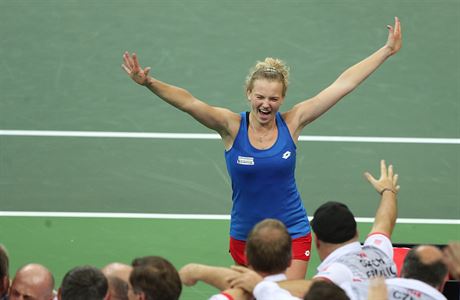 Kateina Siniaková se raduje z výhry ve druhém zápasu Fed Cupu.