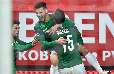 Fotbalisté Jablonce se radují z gólu.