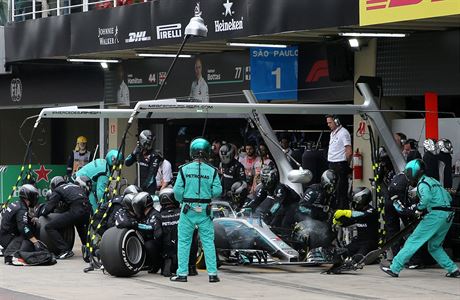 Mechanici Mercedesu pezouvají auto Lewise Hamiltona.