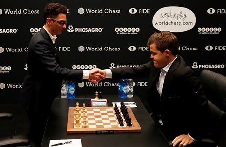 Fabiano Caruana (vlevo) si tese rukou s Magnusem Carlsenem ped prvnm...
