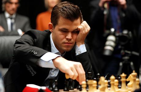 Magnus Carlsen táhne v zápase o titul mistra svta.