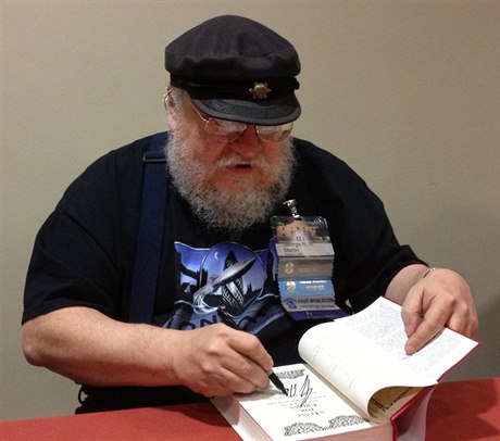 George R.R. Martin na autogramiád jedné ze svých publikací.