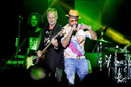 Britský hudebník Sting (uprostřed) a jamajský rapper Shaggy (vpravo) vystoupili...