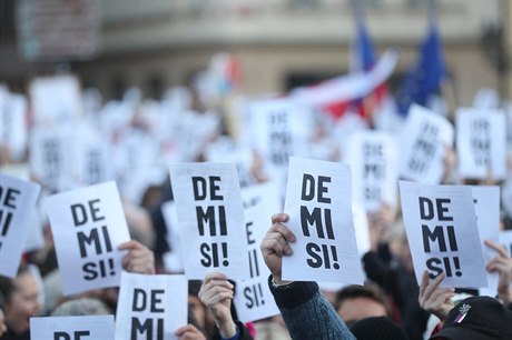 Heslo Demisi se stalo hlavním mottem demonstrací, které 17. listopadu...