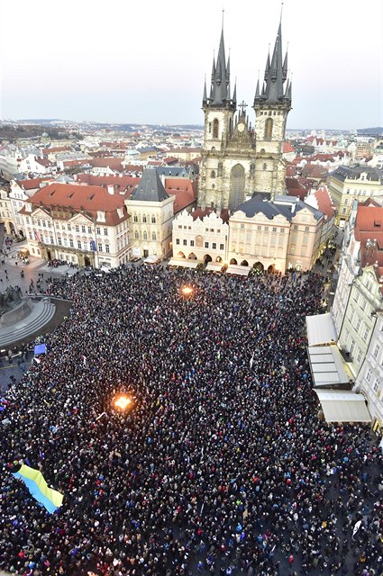 Na Staromstském námstí v Praze se 17. listopadu konala demonstrace proti...