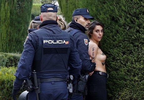 Aktivistky hnutí Femen zadrela v centru Madridu policie.