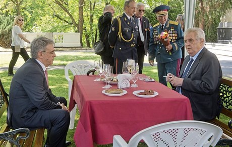 Ruský velvyslanec Alexander Zmejevskij s prezidentem Milošem Zemanem,...