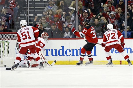 Útoník Pavel Zacha se v nedlním utkání NHL trefil podruhé za sebou a vstelil...