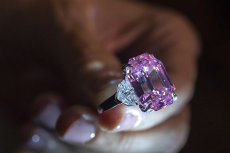 Růžový diamant Pink Legacy, který má téměř 19 karátů, se ve středu v aukční...