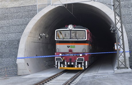 V sobotu novým jiním tunelem zanou jezdit vechny expresy, rychlíky a spné...