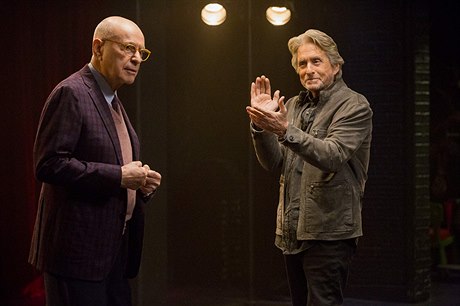 Alan Arkin a Michael Douglas. Seriál The Kominsky Method (2018). Reie: Chuck...