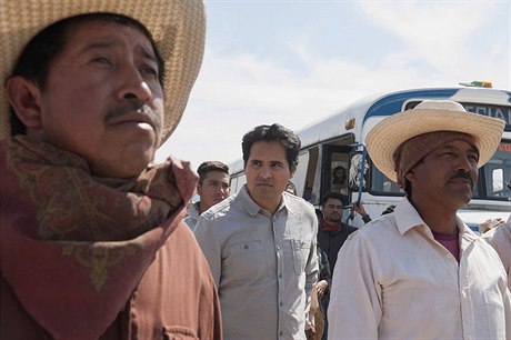 Kiki Camarena (Michael Pea) jde v davu. Seriál Narcos: Mexico (2018).