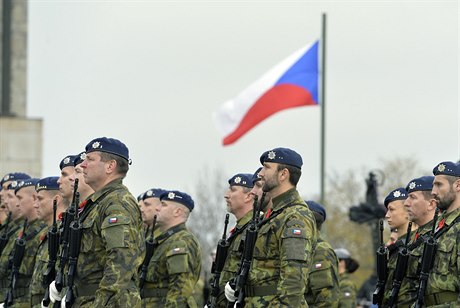 Slavnostní nástup voják probhl na pietním aktu u píleitosti Dne válených...