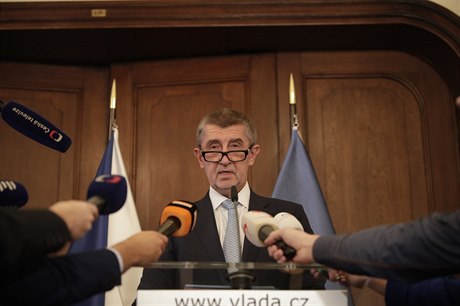 Andrej Babi na tiskové konferenci ke kauze apí hnízdo.