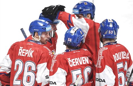 Čeští hokejisté slaví branku do sítě Ruska při utkání Karjala Cupu.