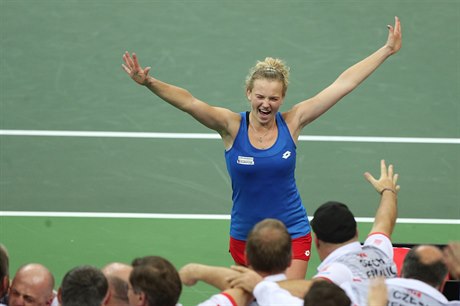 Kateřina Siniaková se raduje z výhry ve druhém zápasu Fed Cupu.