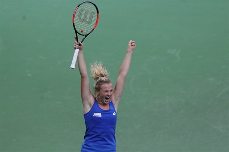 Tenistka Kateřina Siniaková se raduje ze zisku trofeje.