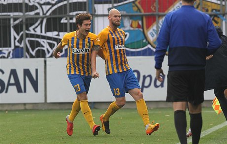 Tomá Smola (vpravo) a Jaroslav Svozil se radují z vítzného gólu.