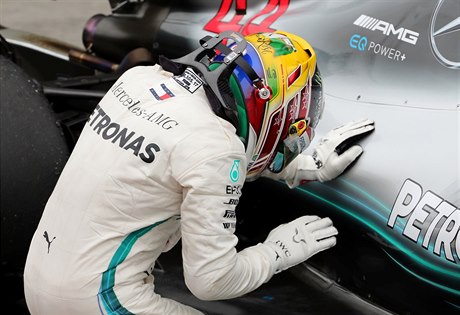 Lewis Hamilton oslavuje vítězství ve Velké ceně Brazílie.