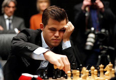 Magnus Carlsen táhne v zápase o titul mistra světa.