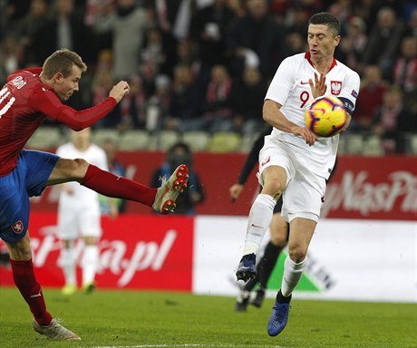 Robert Lewandowski (v bílém) se chrání ped stelou Jakuba Jankta.