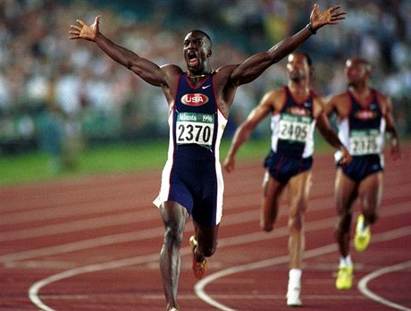 Michael Johnson v dobách největší slávy na olympiádě v Atlantě