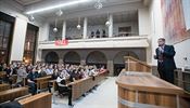 Docent Frinta přednesl příspěvek na téma náhradní mateřství.