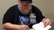 https://1gr.cz/fotky/lidovky/18/112/lnp210/ELE77424b_r._r._martin_signing_at_lonestarcon3.jpg