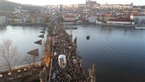 Pochod demonstrant dajc demisi premira na Karlov most.