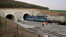 Prvn zkuebn vlak projel novm elezninm tunelem pod vrchem Chlum z Plzn...